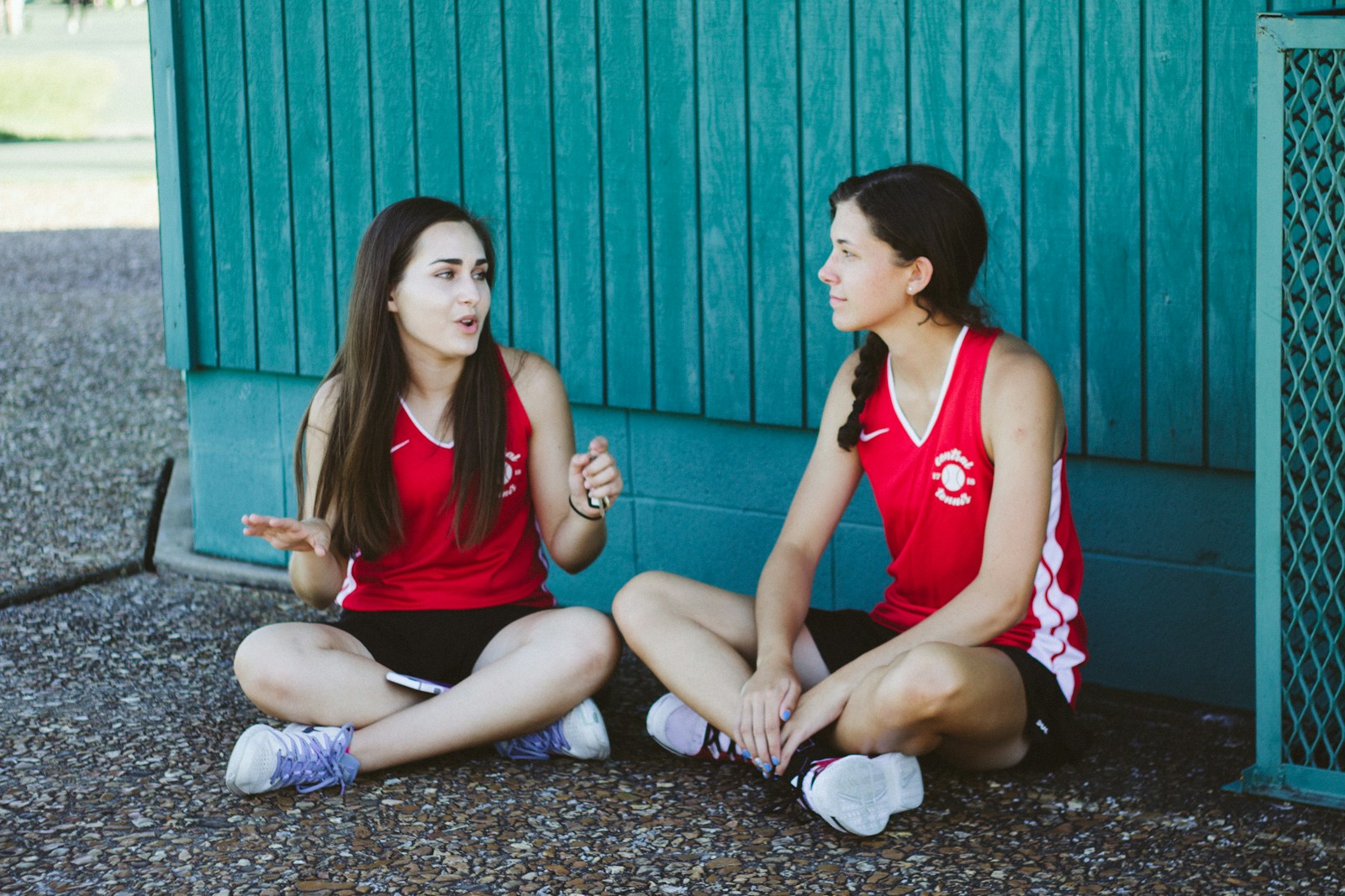 練習の合間に話す二人の選手 / Two athletes talking between sessions
