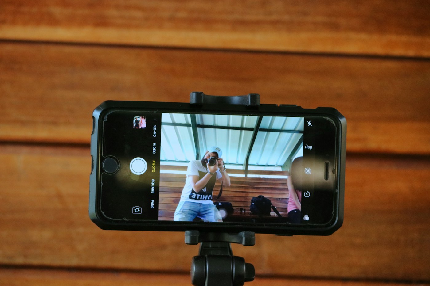 三脚に立てたスマートフォンで撮影している / A phone on a tripod, filming